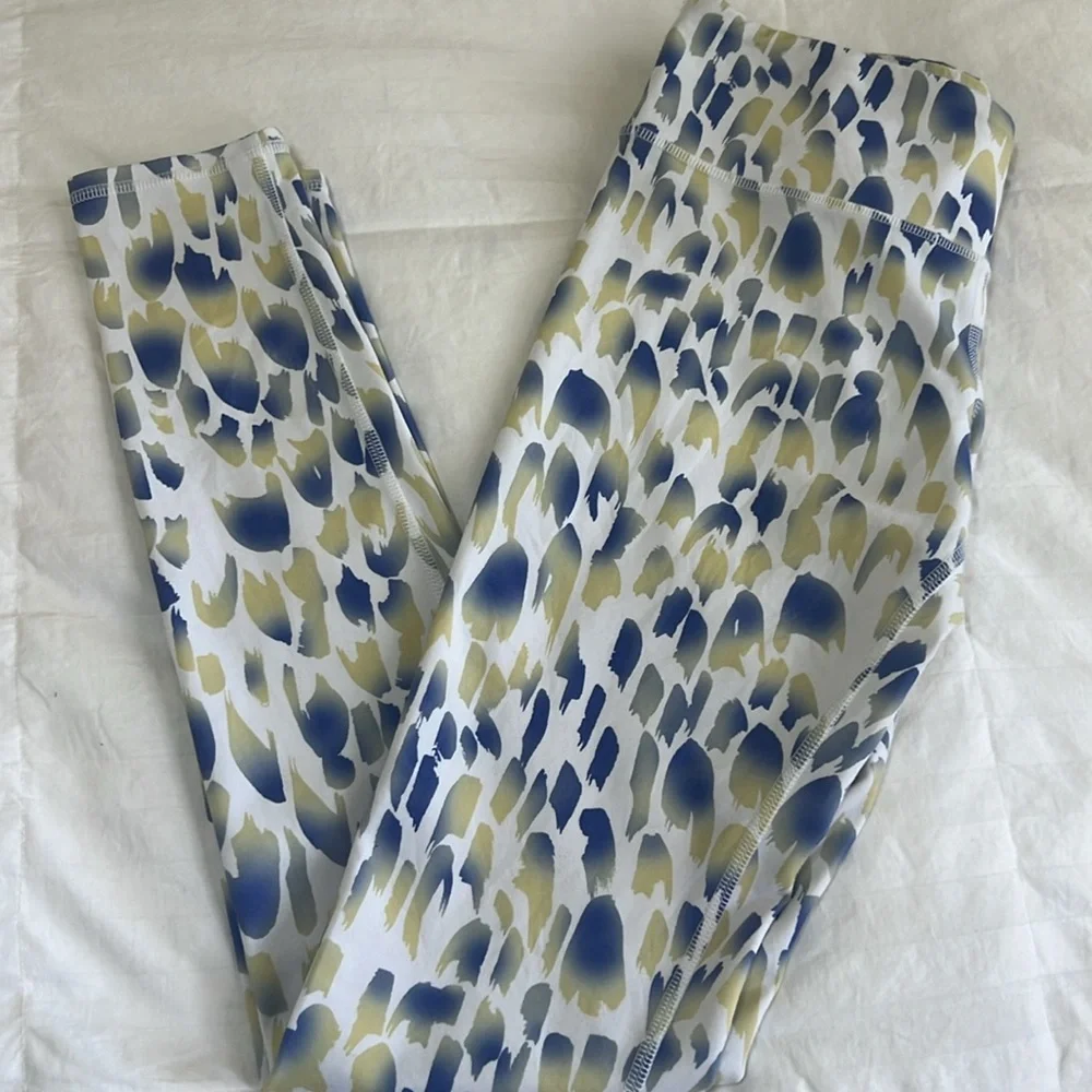 ALO Yoga Blue and Cream Patterned Capris